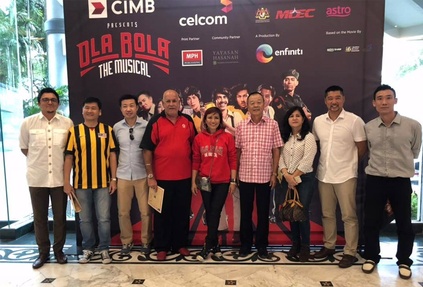 Datuk Soh Chin Aun dan Datuk Santokh Singh bersama Puan Sri Tiara Jacquelina selaku pengarah 'Ola Bola The Musical'. Astro AWANI