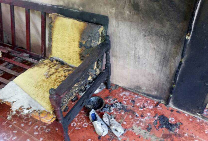 Keadaan rumah bapa pengadu yang terbakar selepas dibaling botol berisi petrol oleh suspek dalam kejadian di Kampung Melikai, Menumbok. - Astro AWANI