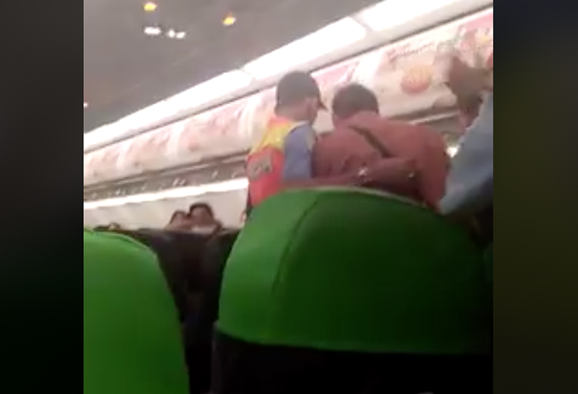 Penumpang dalam pesawat Citilink yang diirng keluar oleh pihak berkuasa akibat merokok. Facebook Manuel Buchacher 