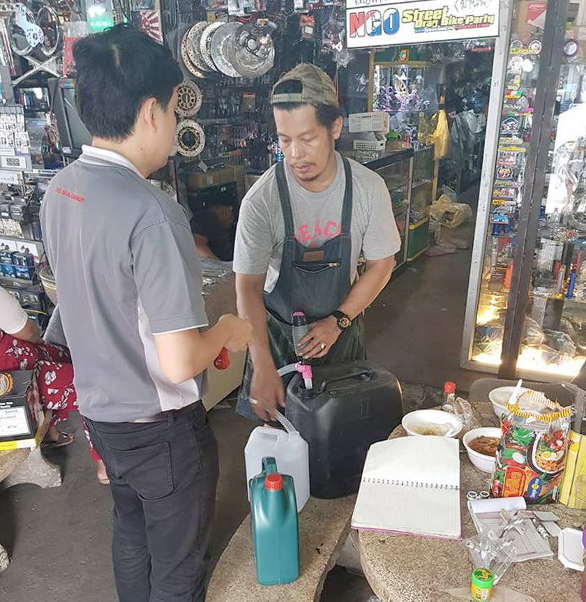 Manop ada perniagaan sendiri, kadang-kadang dua isteri tersayang datang membantu - Gambar Facebook / Warissara Poksrichan