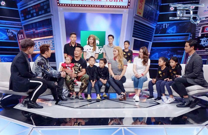 Manop, dua isteri dan anak-anaknya ketika ditemubual dalam sebuah program televisyen di Thailand - Gambar Facebook / Warissara Poksrichan