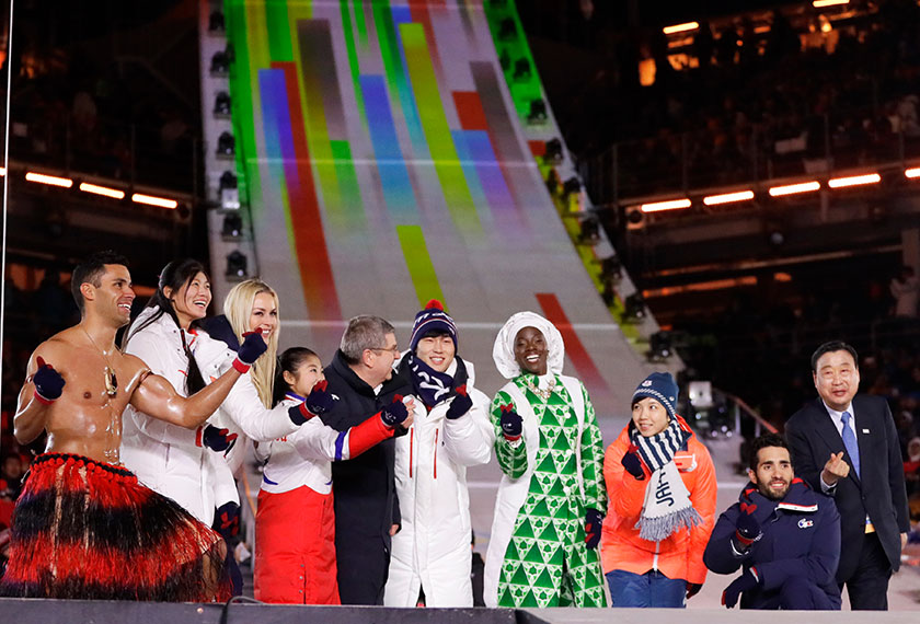 Pembawa bendera Tonga ini juga 'memanaskan' suasana musim sejuk itu pada upacara pembukaan Olimpik Musim Sejuk Pyeongchang. - Foto: Reuters
