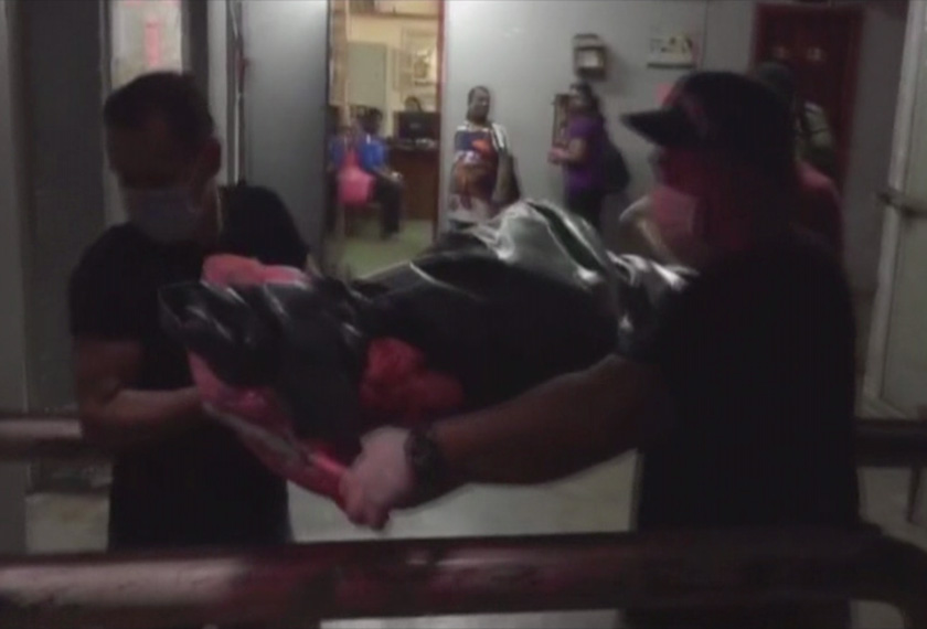 Mayat mendiang ditemui polis selepas dimaklumkan penduduk yang curiga dengan bau busuk itu. - Foto Astro AWANI