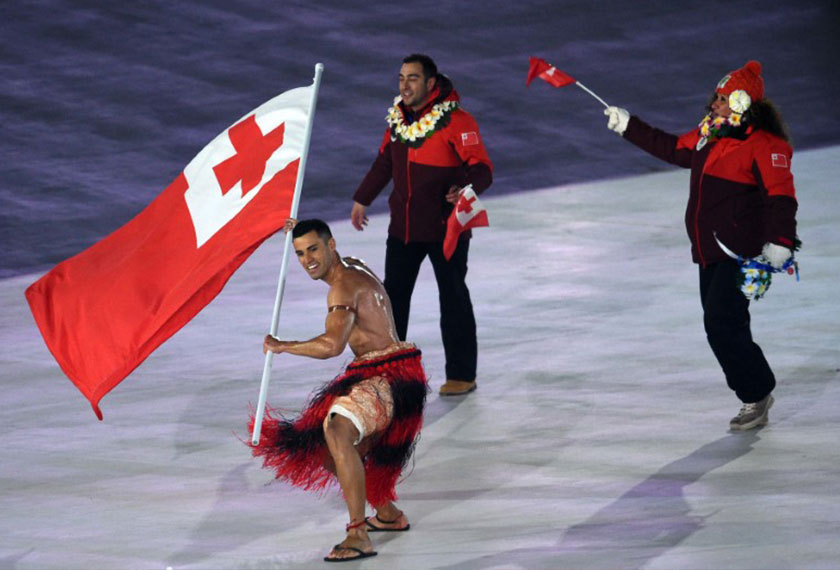 Aksi Pita Taufatofua yang memukau para penonton pada upacara penutup Sukan Olimpik Musin Sejuk - Foto: Reuters