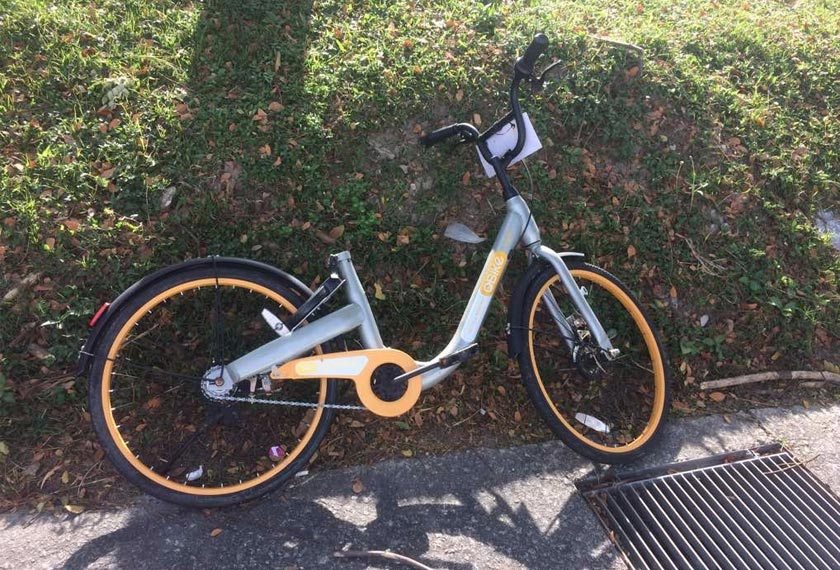 Basikal ini telah diletak di tepi jalan dan kerusinya juga dibuang.