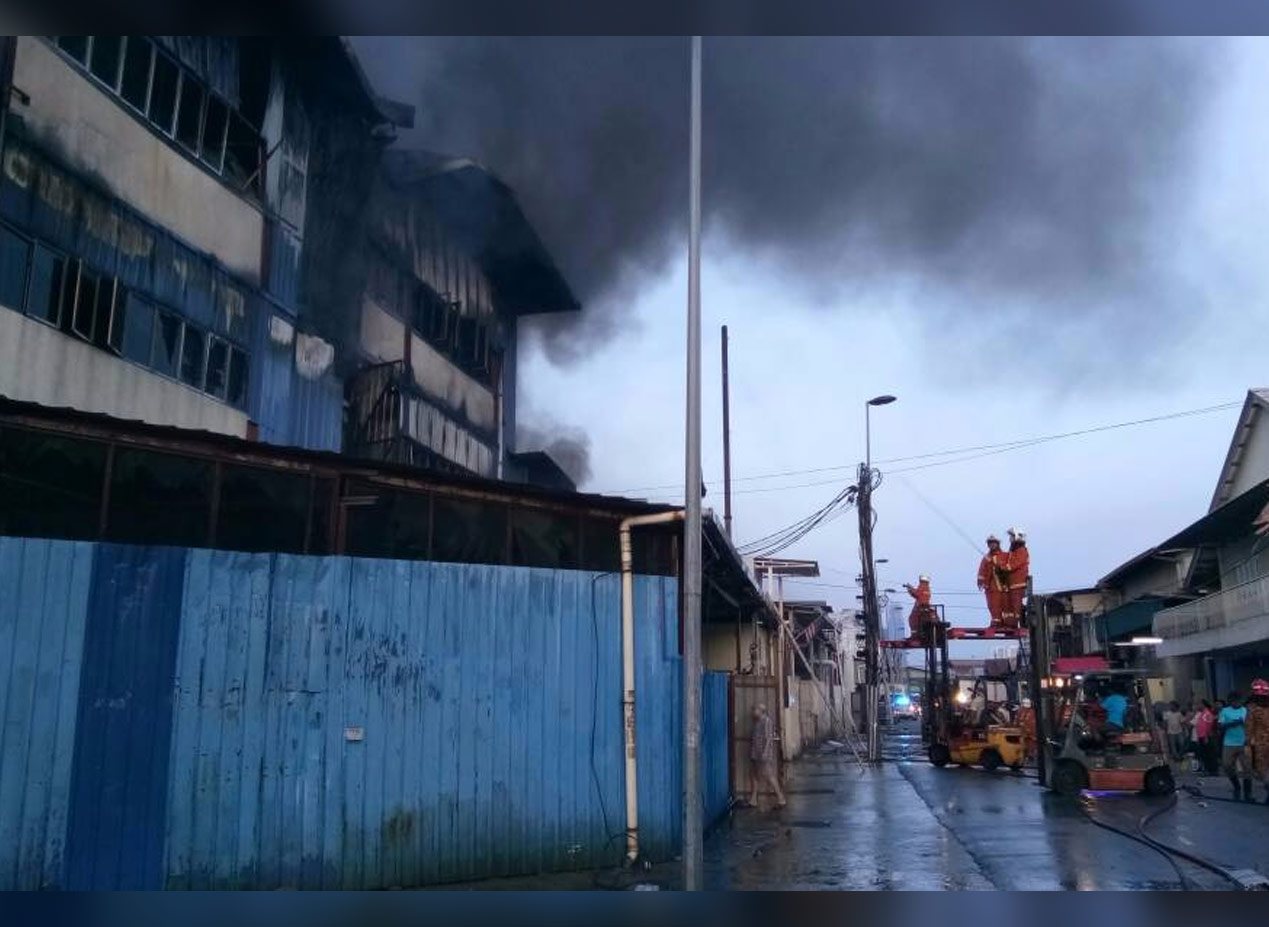 Kesan kebakaran pada awal pagi ini