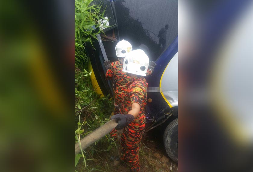 Anggota Bomba dan Penyelamat membantu menyelamatkan penumpang yang terperangkap