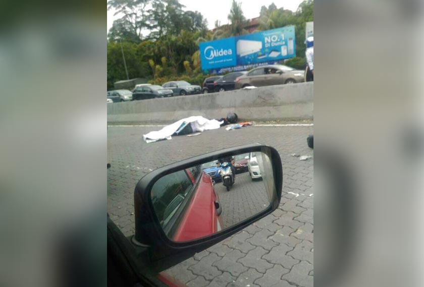 Remaja itu terbaring dengan berlumuran darah.