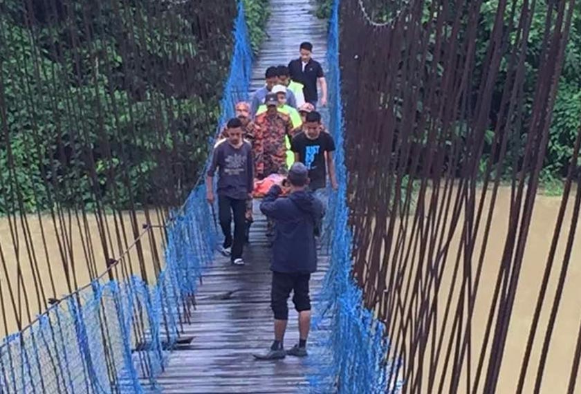 Mayat mangsa yang ditemui diusung oleh orang ramai dan pasukan penyelamat.