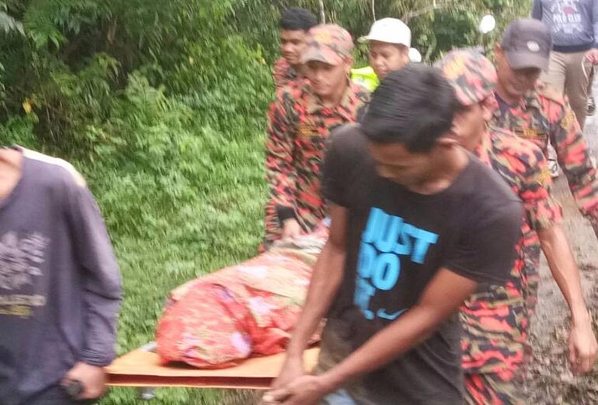 Mayat mangsa yang ditemui diusung oleh orang ramai dan pasukan penyelamat.
