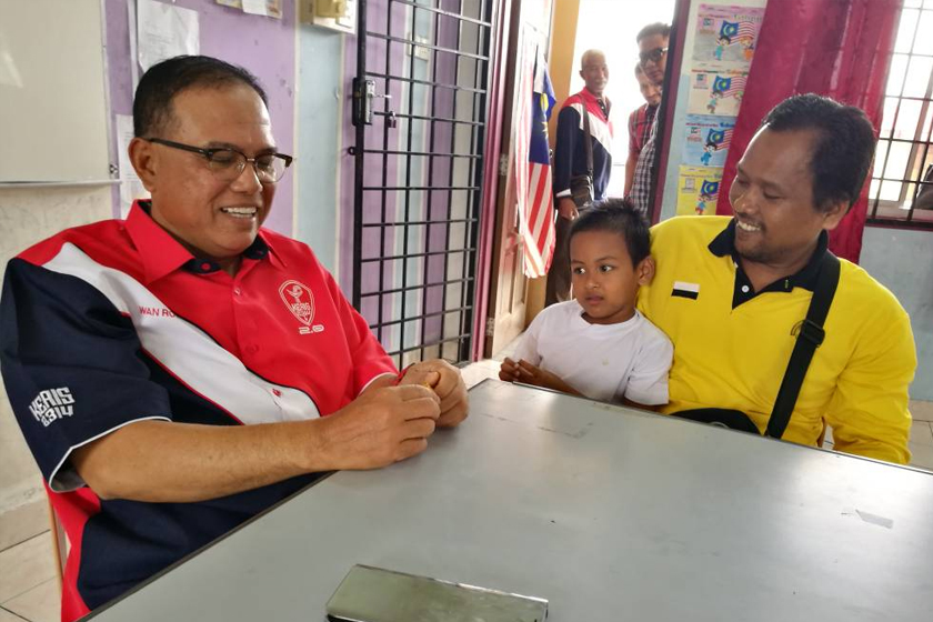 Datuk Seri Wan Rosdy Wan Ismail mengadakan perjumpaan dengan Abdul Jalil Sulaiman, bapa yang membawa anaknya menyeberangi sebuah jambatan uzur di Lipis, Pahang yang kini viral di Facebook. - Astro AWANI