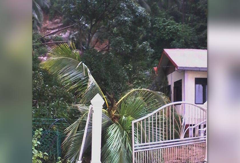 Berlaku pergerakan tanah di belakang pejabat Jabatan Taman Laut Pulau Aur, Mersing.