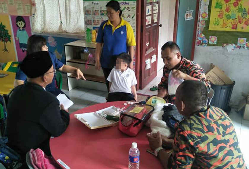 Kanak-kanak berusia lima tahun itu dibawa semula ke kelasnya selepas berjaya diselamatkan dengan bantuan Jabatan Bomba dan Penyelamat Malaysia (JBPM) Keningau.