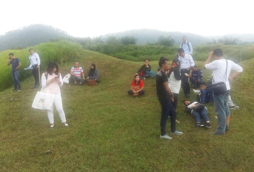 Para penumpang bas terselamat selepas bas ekspres dinaiki mereka terjunam ke gaung selepas mengelak melanggar lori di KM 26.4 Lebuh Raya Utara Selatan.