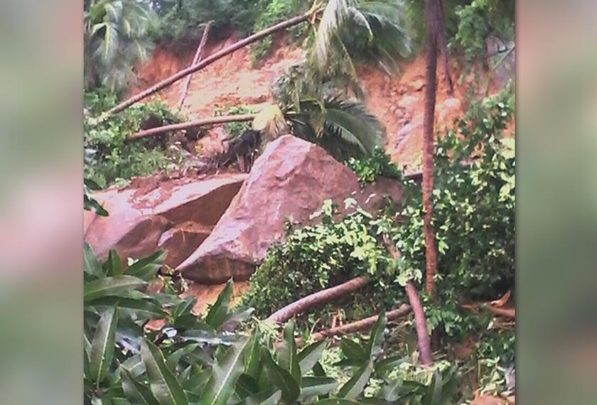 Berlaku pergerakan tanah di belakang pejabat Jabatan Taman Laut Pulau Aur, Mersing.