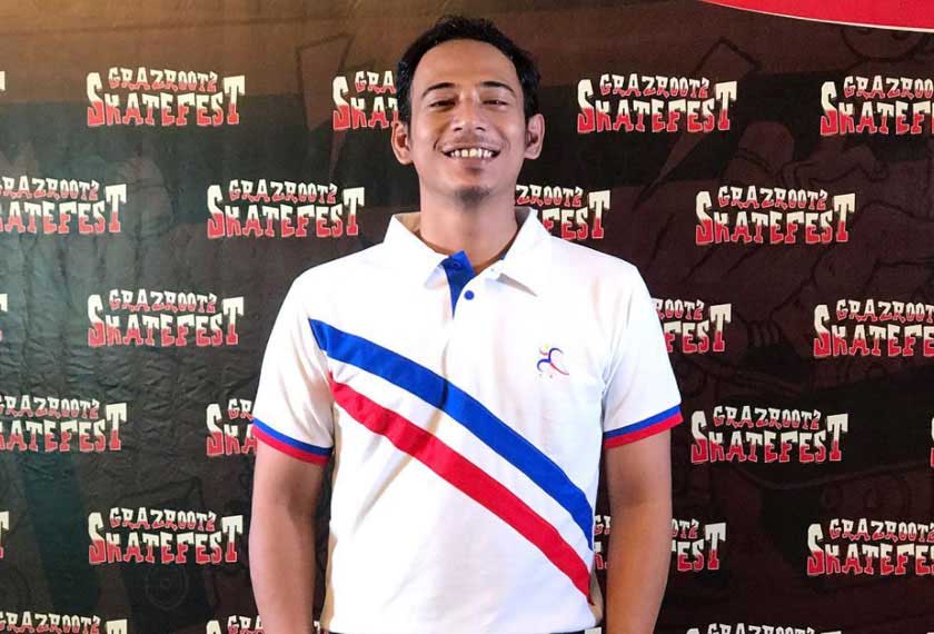 Abdulazeez Wan Ruslan mengetuai ketua pegawai eksekutif SDM LLP membangunkan sukan papan selaju bersama-sama rakan-rakan atlet sukan itu yang lain. Gambar - Instagram @azeez205