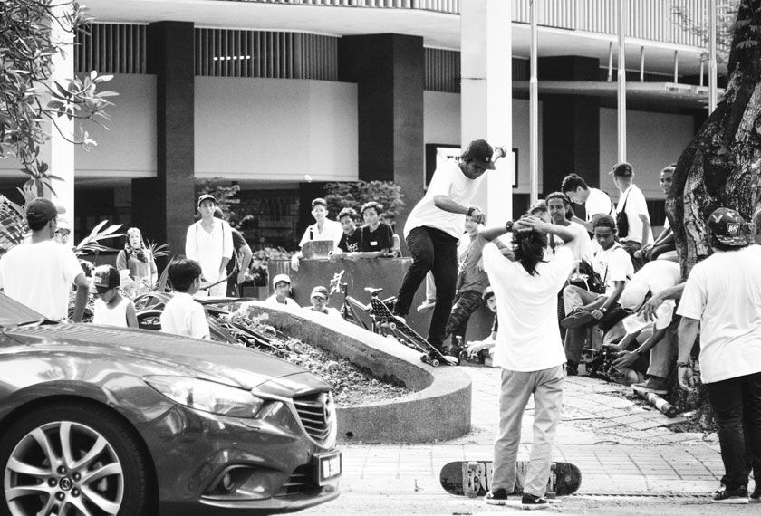 Pemain papan selaju turut bermain di sekitar Jalan Sultan Ismail pada hari tersebut. Azam Saad Instagram @burnedandstoked