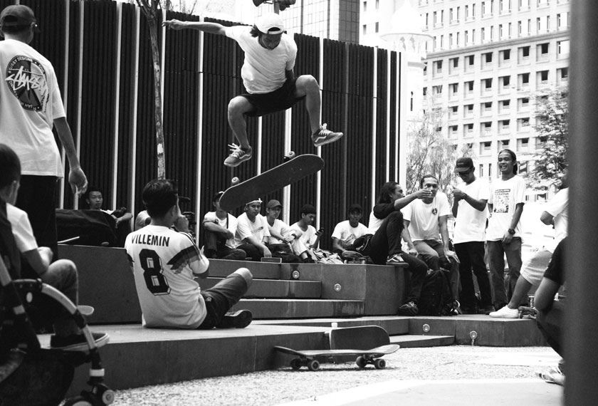 Pemain papan selaju berkumpul di sekitar River of Life Kuala Lumpur. Gambar - Azam Saad Instagram @burnedandstoked