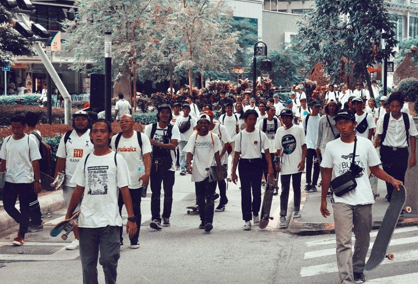 Alfian dari Kota Kinabalu (tiga dari kiri) mengetuai perarakan pemain-pemain papan selaju di Kuala Lumpur Sabtu lepas. Dia melancarkan kempen boikot MESA bersama rakan-rakannya. Gambar - Donald Abraham Instagram @d0naldabraham