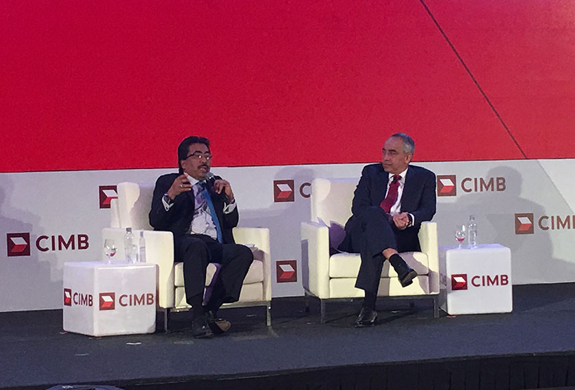 Johari berkata demikian sewaktu sesi dialog bersama Pengerusi Kumpulan CIMB, Datuk Seri Nazir Razak. - Foto Astro AWANI/Luqman Hariz
