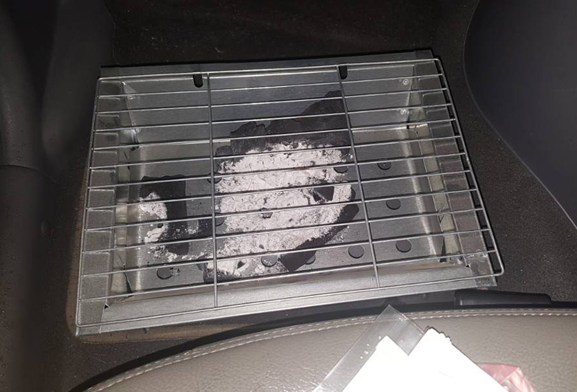 Arang yang dipercayai dibakar oleh mangsa di dalam sebuah bekas pemanggang di dalam keretanya sendiri.