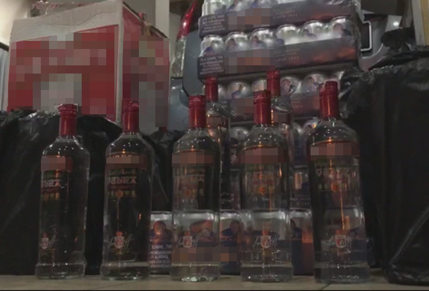 Beberapa botol minuman keras yang cuba diseludup dirampas AKSEM.