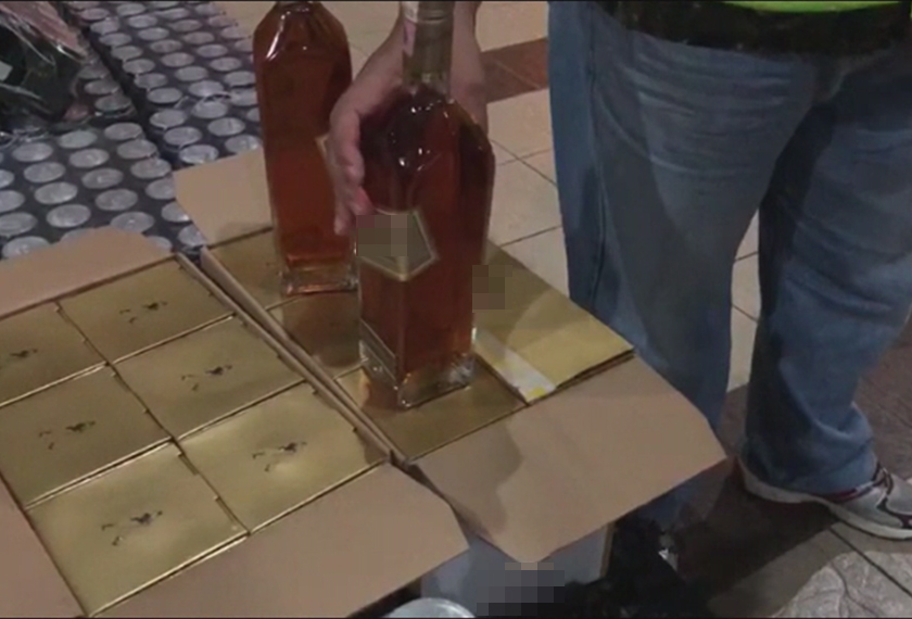 Beberapa tin minuman keras yang cuba diseludup dirampas AKSEM.