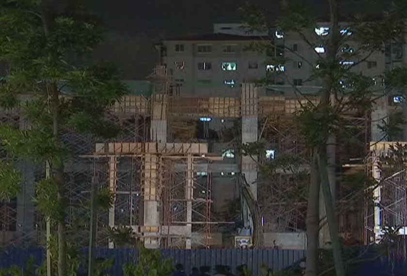 Kejadian dipercayai berlaku apabila perancah tapak lantai (staging for floor slab) di tingkat tiga runtuh. - Foto Astro AWANI