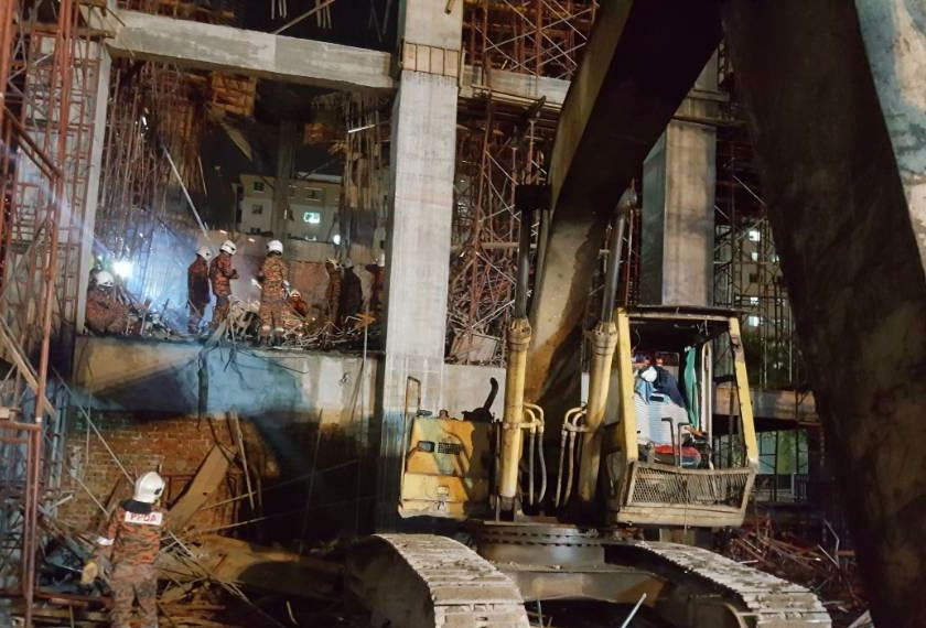 Tahap kerosakan akibat runtuhan dan punca berlakunya runtuhan masih dalam siasatan. - Foto JBPM