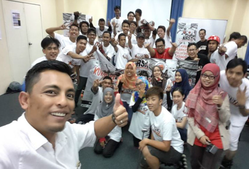 Idroose (paling hadapan) berswafoto bersama jurulatih-jurulatih in-line skating dibawah program NRSA MARS. Gambar - MARS.