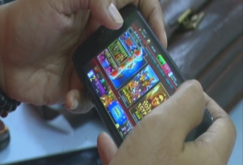 Aktiviti berjudi secara atas talian menggunakan aplikasi yang dimuat turun penganjur. Foto Astro AWANI