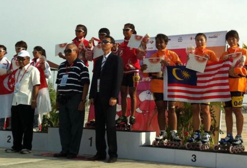 Pasukan in-line speed skating relay negara dapat gangsa pada Sukan SEA Palembang 2011. Gambar - MARS.