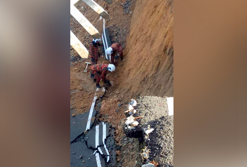 Anggota bomba dan penyelamat sedang membuat operasi menyelamat dua mangsa yang tertimbus.