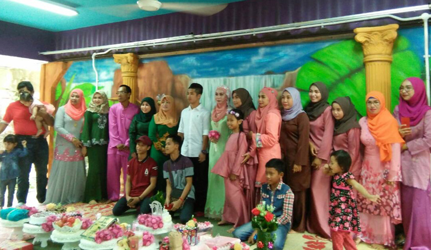 Pasangan kekasih mengikat tali pertunangan di pusat pemindahan sementara SK Tenglu.