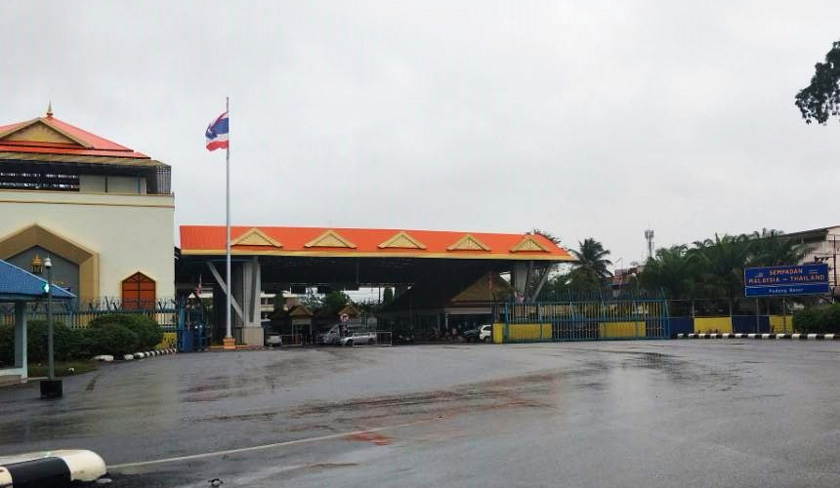 Bendera kebangsaan Thailand berkibar megah di sempadan Malaysia-Thailand dekat Padang Besar, Perlis. - Foto Dr Hazmi
