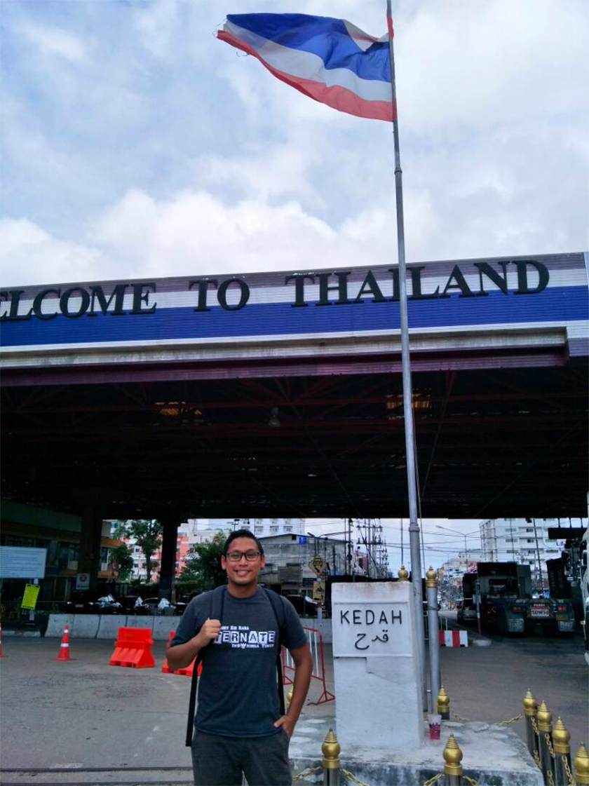 Dr Mohd Hazmi di titik sempadan Malaysia-Thailand di mana beliau mendapati tiada Jalur Gemilang dikibarkan berbanding bendera kebangsaan Thailand. - Foto Dr Hazmi
