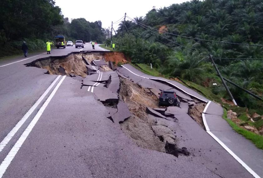 Jalan runtuh itu adalah jalan utama melibatkan kedalaman cerun 15 meter dengan keluasan 70 meter. -Astro AWANI
