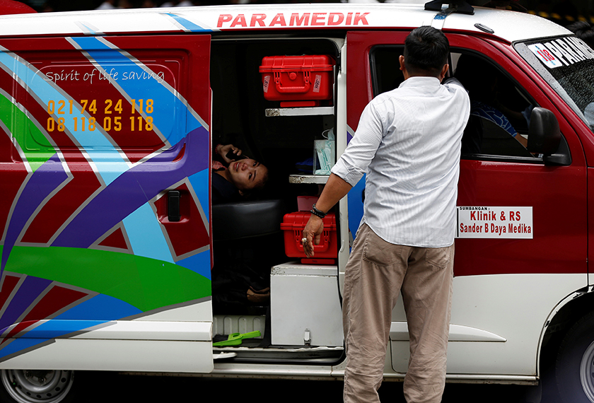 seorang pekerja bursa memaklumkan tingkat kedua bangunan itu runtuh dan mencederakan puluhan yang lain. - Foto Reuters