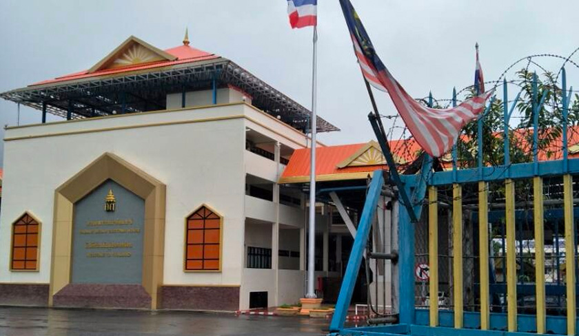 Beginilah keadaan Jalur Gemilang yang dikibarkan di pintu sempadan negara di Padang Besar, Perlis. - Foto Dr Hazmi
