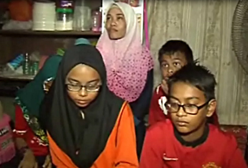 Empat beradik bersama ibu mereka tinggal di bangsal usang sejak dua tahun lalu.