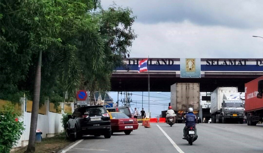 Potret Raja Thailand, Maha Vajiralongkorn terpampang dengan kebanggaan dan bendera kebangssan Thailand berkibaran di wilayahnya. - Foto Dr Hazmi