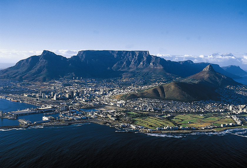 Pergunungan Table Mountain yang menghadap ke pesisir kota Cape Town, Afrika Selatan.