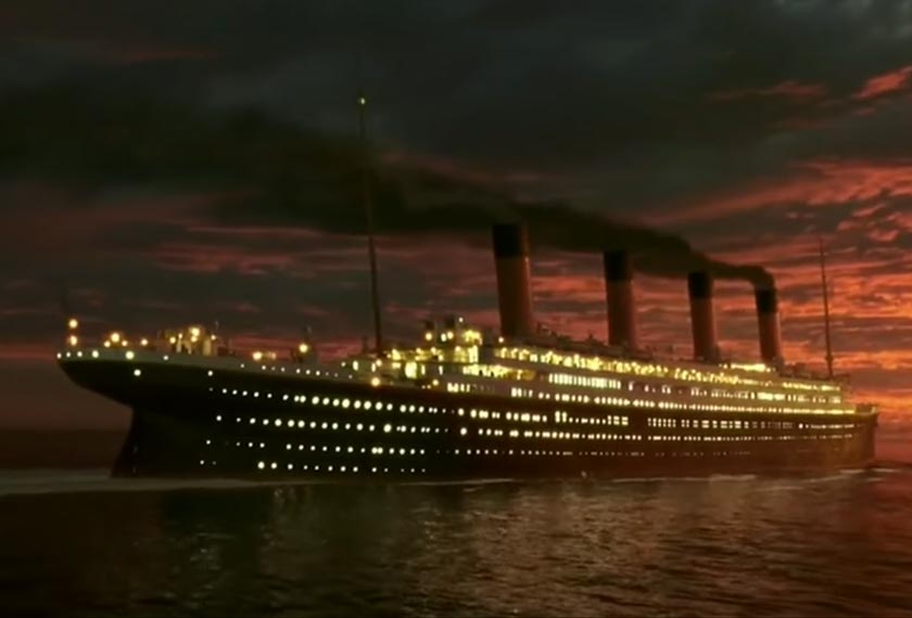 Bahagian depan kapal dipasang dengan satu mekanisme yang membolehkannya tenggelam 30 kaki sementara bahagian dek dapat dinaikkan sehingga 90 darjah, yang merupakan babak penting ketika Titanic tenggelam.