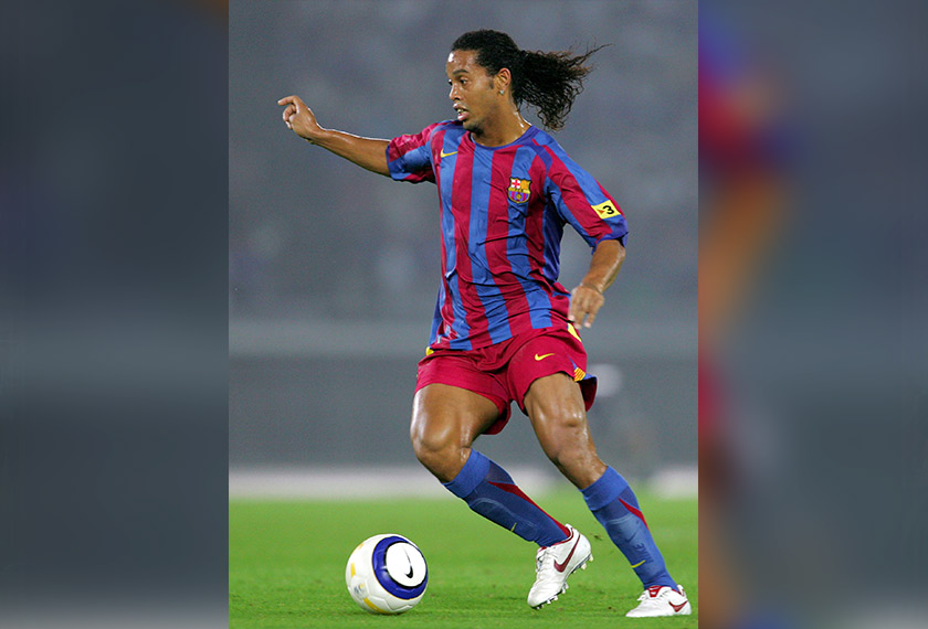 Ronaldinho di puncak dunia ketika era kariernya bersama Barcelona. - Gambar REUTERS