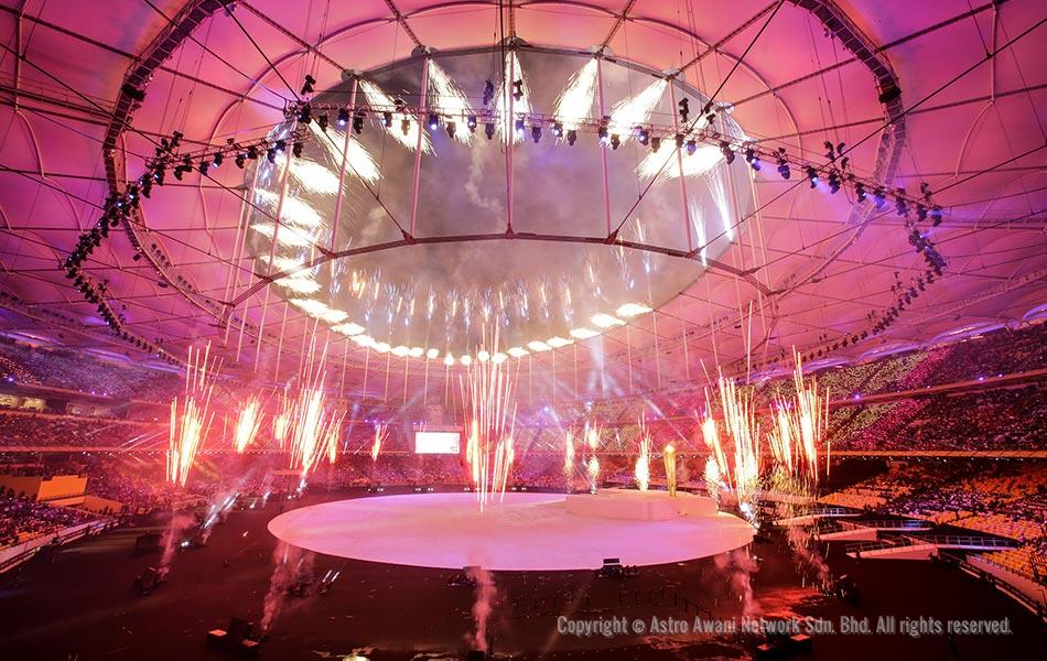 Fireworks light the skies during the opening ceremony of the 29th SEA Games (KL2017) at National Stadium, KL Sports City, Bukit Jalil, August 19, 2017. ASTRO AWANI/ SHAHIR OMAR