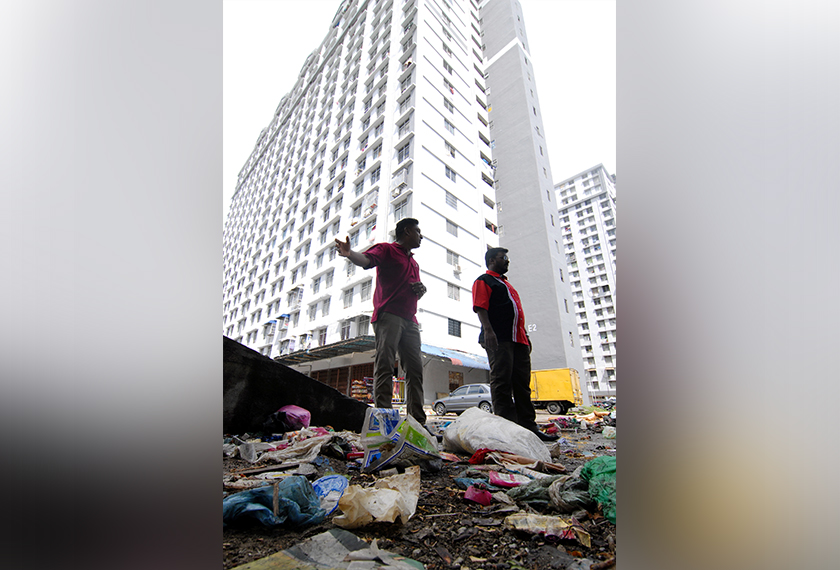 Tempat pembuangan sampah di pangsapuri yang tidak diurus dengan baik.