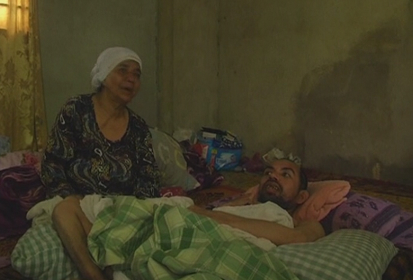 Fatimah Sulaiman, seorang warga emas melahirkan kebimbangan jika anaknya yang lumpuh diabaikan selepas beliau meninggal dunia nanti. - Astro AWANI