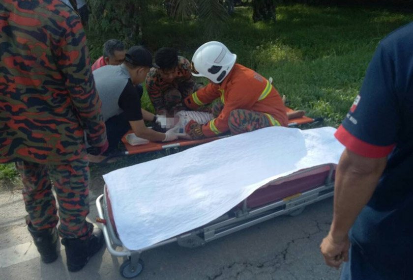 Seorang warga emas wanita yang turut berada dalam kemalangan itu disahkan maut oleh pegawai perubatan. - Foto Astro AWANI/Nazialita Maharan