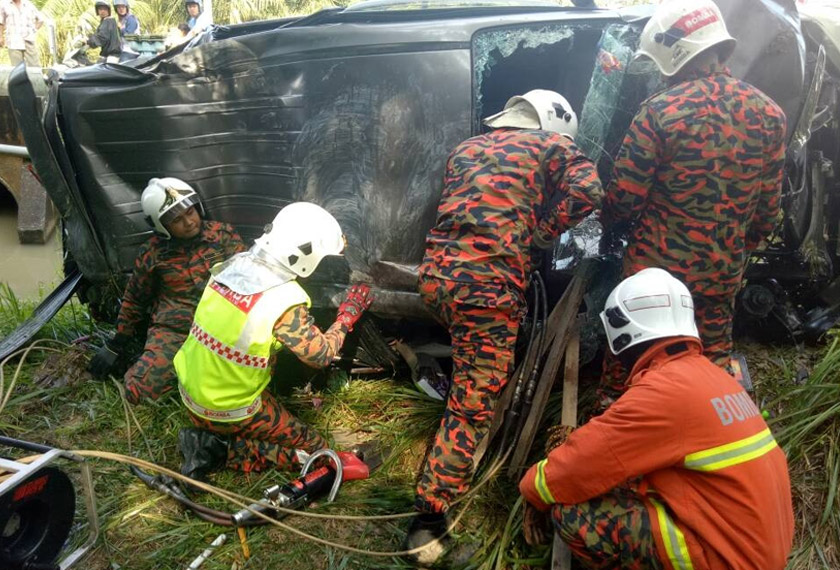 Anggota BBP Ayer Tawar menggunakan alat pemotong khas bagi mengeluarkan mangsa dan menyerahkan mereka kepada pihak polis bagi tindakan lanjut. - Foto Astro AWANI/Nazaliata Maharan