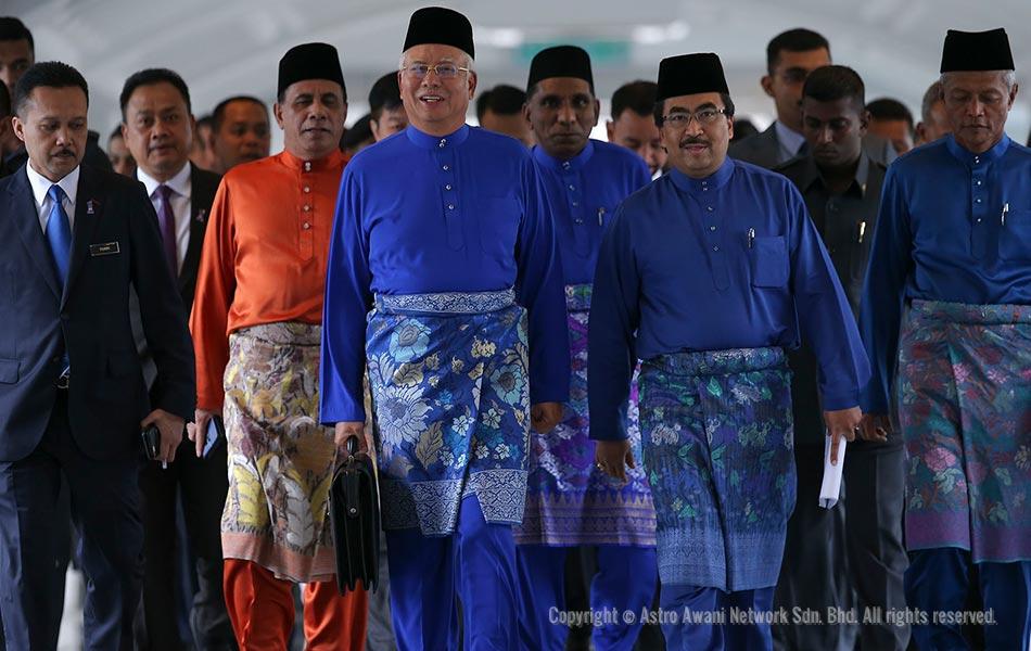 Perdana Menteri Malaysia, Datuk Seri Najib Abd Razak berjalan ke Parlimen untuk membentangkan Bajet 2018 di Parlimen di Kuala Lumpur. - Shahir Omar